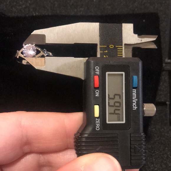 🆕Classy💍Modern Style 5.94mm Round Solitaire Ring - Picture 8 of 16